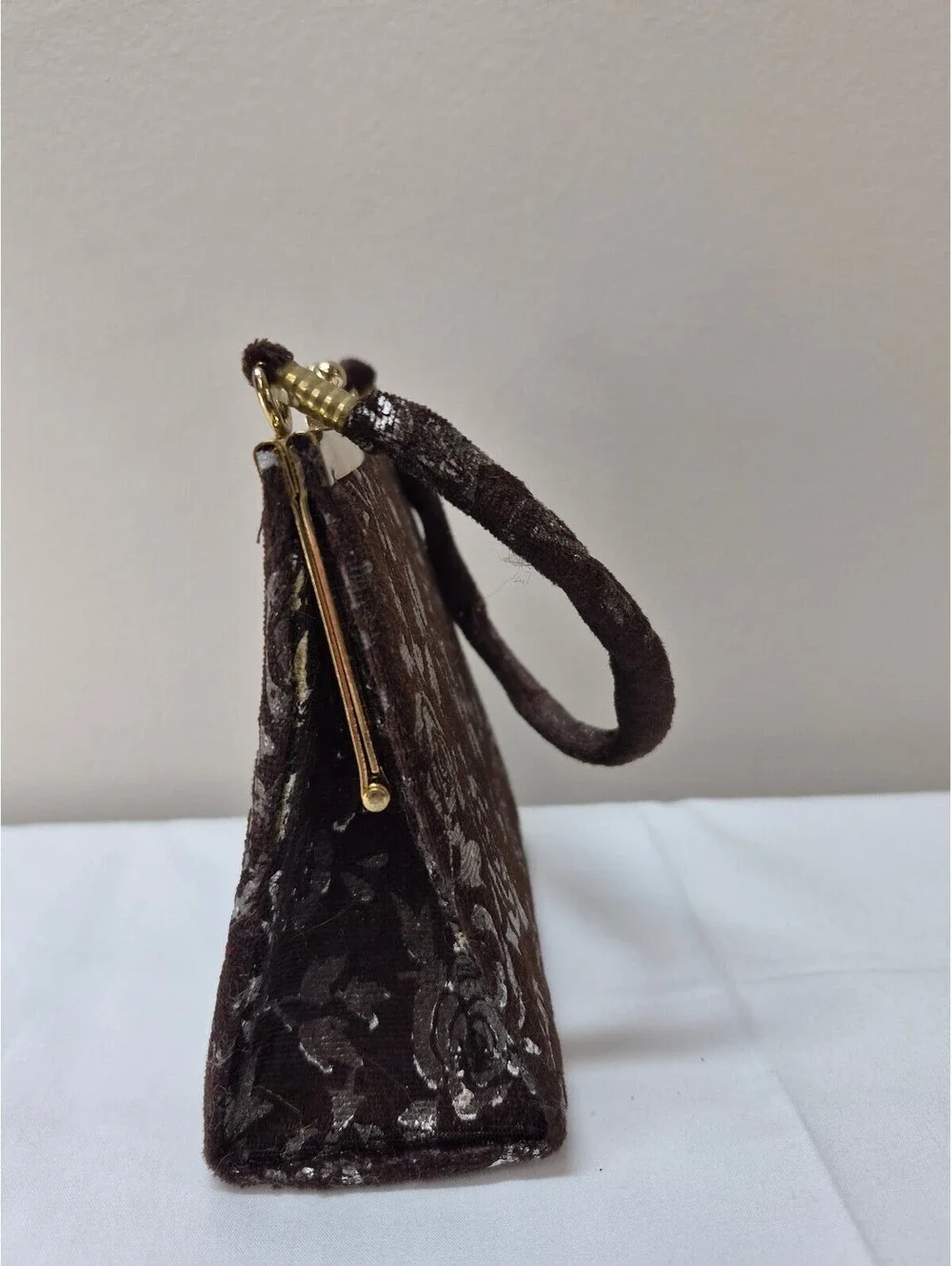 Vintage Brown Velvet Floral Evening bag w/ Gold Frame and Kiss Lock Closure J33